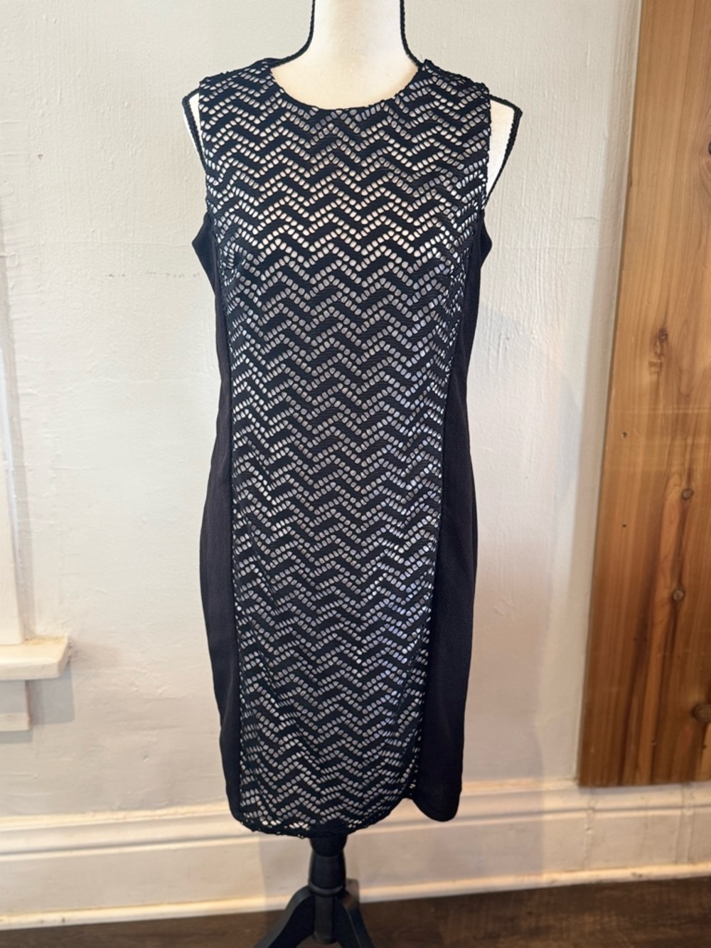 Sleeveless Chevron Detail Midi Dress